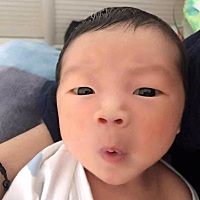 宝贝13天了。刚出生的第一天皱巴巴的很丑，现在顺眼一点了