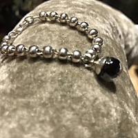 昨天晚上做出来的手链  用大宝的胎发自己做的哦 好要纪念