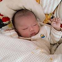 宝宝老是晚上哭闹睡觉打惊 肚子胀气喝了妈咪爱  晚上还是哭闹 请问是缺钙了吗？如果补钙 这么小请问吃什...