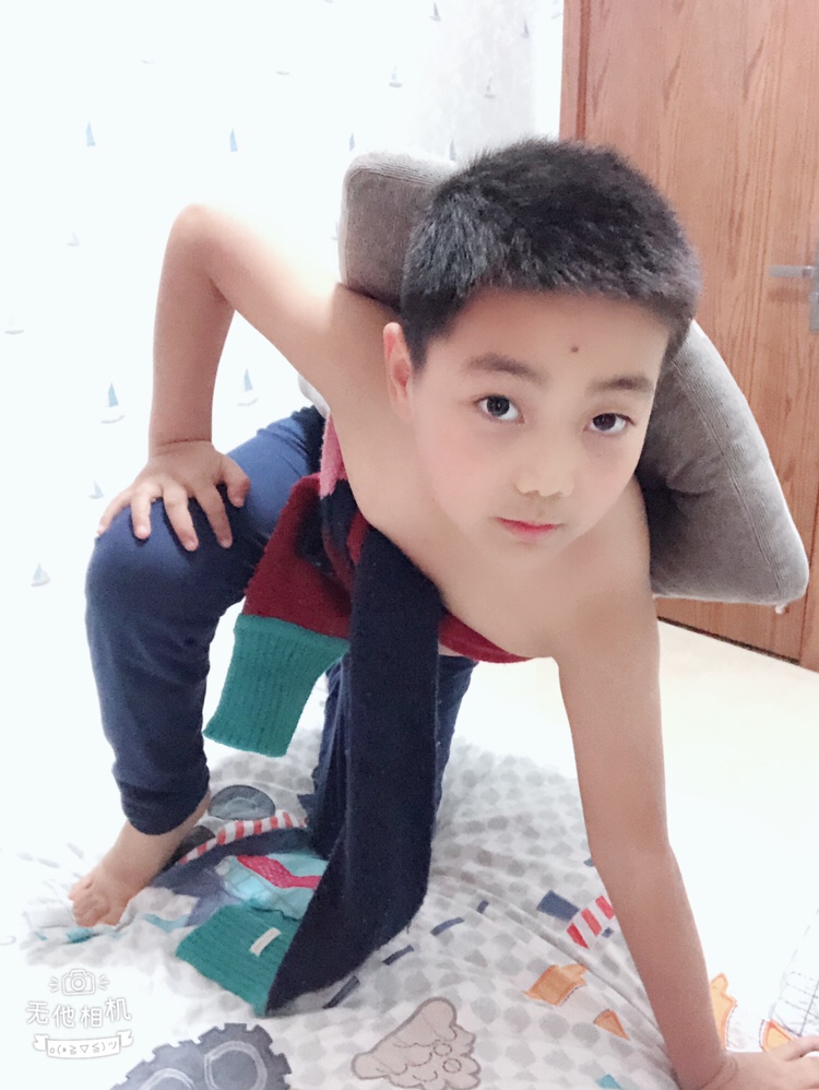 意外的老大，好容易养到上小学二年级，又意外来个老二，唉，除了我，都好开心，特别儿子，每天都在订我的肚子，小宝宝多大了，照顾我到无微不至，提水果背书包，自己干，不让我提，每天提醒我吃水果，补充维生素，喝水，早睡，希望女宝，因为有一个超级暖的哥哥！