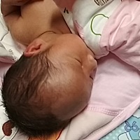 一个月零3天宝宝睡觉不踏实，翻白眼，惊跳，有时握拳头发抖，或者是用力把脸憋成猪肝色，有别的宝宝会这...