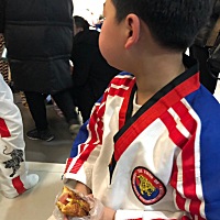 今天真的有点累了，早上9点送儿子去京九晚报活动我们两个在路上吃点东西，11点他们就结束了、我就去菜市...