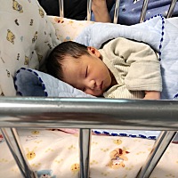 宝宝出生4天了  这两天出黄疸  所以没有刚出生时白了  黄疸下去    应该就白了