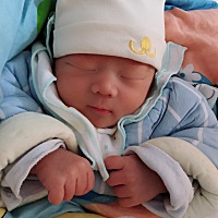 儿子出生才9天，奶粉都喝到60还不一定管饱，是不是太能吃了！😂😂   因为太能吃，给儿子取了个小名...