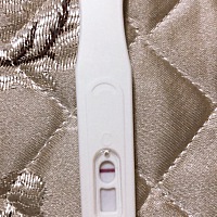 月经延迟第5天验孕白板，胸涨涨的