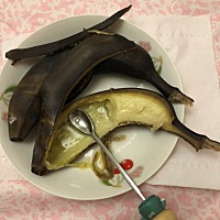 月子期间 吃个煮香蕉 治便秘 宝妈们可以试一下分享给你们