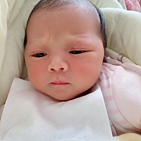 宝宝出生10天了，眼睛上有这样红色的一小块，是怎么回事啊？？