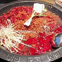 昨天老公拉我去吃火锅 四川人无辣不欢 吃得好撑哦 不过黑好吃😋。