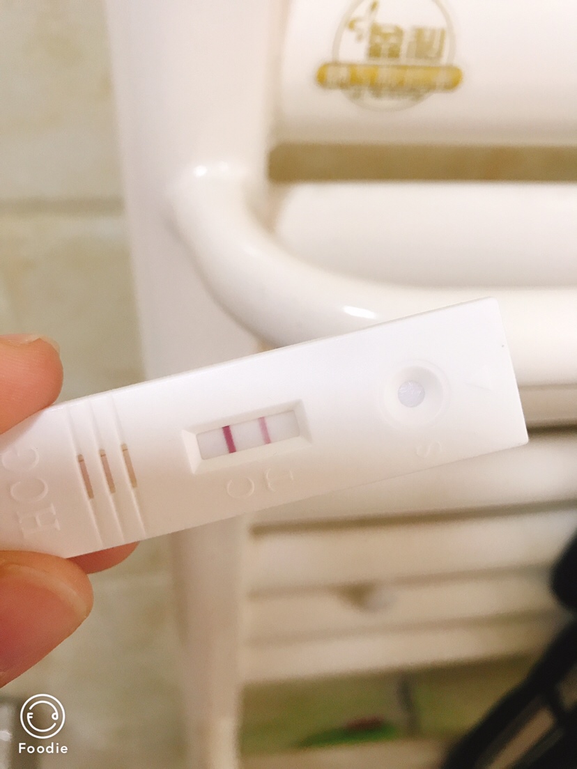 月经推迟4天，23号早上测了一下，心里默念不要出现不要出现，第二条红线还是出现了～