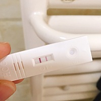 月经推迟4天，23号早上测了一下，心里默念不要出现不要出现，第二条红线还是出现了～