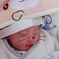 这个女宝宝4斤7两8。 无侧切无撕裂。 我是因为医生说6-1得羊水偏小，就要住院催他出来。痛到8指受不...