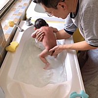 今天粑粑学习宝贝洗澡澡啦🛀 宝贝很乖哦💕
