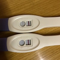 推迟一周才测出很淡的。而且这一周小腹隐约有点不舒服，想要来大姨妈的感觉