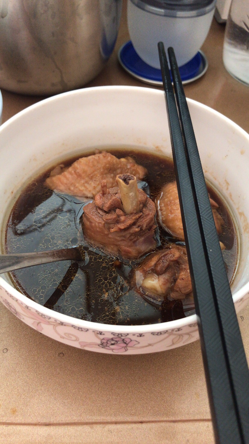 我婆婆给我弄的这种鸡汤，我天呢，这种酱油汤能喝吗？下奶吗？不能把？