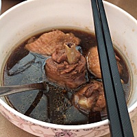我婆婆给我弄的这种鸡汤，我天呢，这种酱油汤能喝吗？下奶吗？不能把？