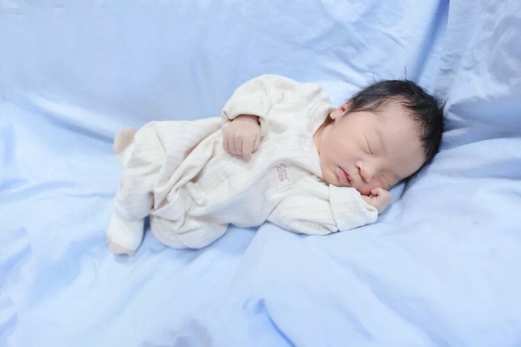 21号早上6:52顺产男宝宝一枚、儿子、妈妈的愿望就是希望你开心快乐幸福健康平安的成长、愿所有宝妈都能如愿🙏。