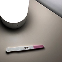 2018年12月25日的圣诞大礼物（上个月11月15日来的大姨妈，12月份推迟一周后试纸测试的两条杠）