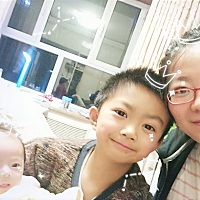 一个黑一个白，一个双眼皮一个单眼皮，我的小棉袄没有哥哥漂亮，妈妈还是看见小棉袄更亲亲😊