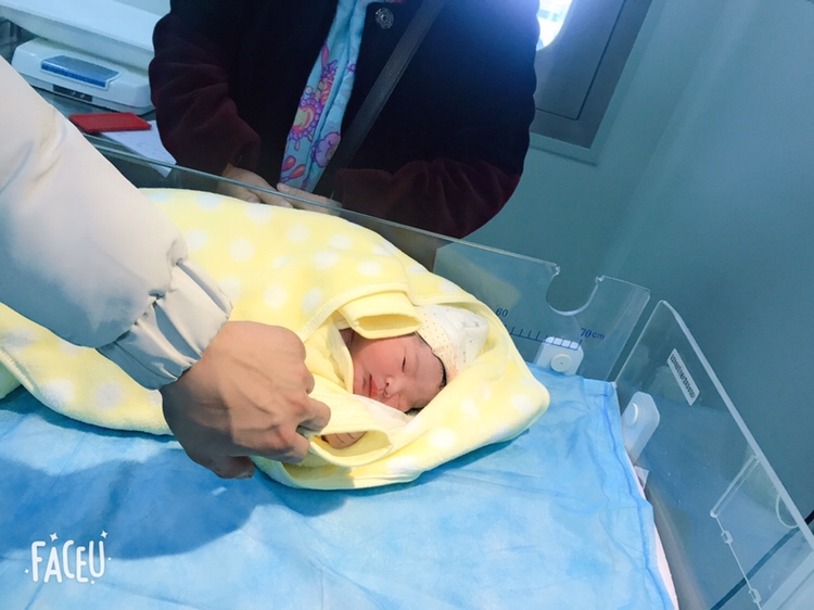 老公和婆婆一直陪着我，但是那个时候的疼痛也只有自己一个人承受，宫缩以来真的会要命，肚子很紧，然后说不出来的疼，一个劲儿的忍住，但是眼泪一直在不停的流，但我知道这个时候宝宝也在加油，实在受不了了 我说能不能内检一下几指了，护士来了，结果检查只有两指，我说要到十指，会要了我的命的，护士说内检次数不能过多，要不然会感染的，又只有自己漫长的疼3点过，到五点过，两个小时我都不知道怎么过来的，后来五点过又去胎心监测这个时候老公陪着我的 总比一个人好，感觉别人生孩子特别快，我特别慢，又是痛苦的胎心监测，特别是平躺，宫缩特别疼，我问医生宫缩到多少才会生，她说最起码要100，我那个时候最高也就70又到了差不多7点过又检查了一次，三指了，总感觉来不到希望的等待，护士又说我的宫缩不是很好，这样生的时间会更长，因为我是没有破水，没有见红，大约9点过的样子，让我老公准备宝宝的衣服，这时候又来了检4指了，医生说快了，加油，我知道是在安慰我，我说可不可以刨腹产，她说不可以，如果孩子胎动不好，会有可能，这个时候我说我不刨腹产，很矛盾，
