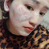 坐月子12天，脸过敏啦……老痒了，脸都肿了，满脸都是小包包，一片一片的，耳朵上也是，耳朵也肿，月子...