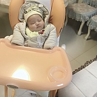 2个多月的我瞌睡真大！坐着也睡的一样香。