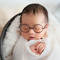 宝妈们，孩子出生10天了，不愿意直接吸母乳，非要用奶嘴放在奶头上才愿意吸，也只有他不注意的时候把奶...