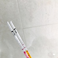 姐妹们，帮我看看：大姨妈推迟四天了，今天中午测了排卵试纸，两条扛。早孕试纸是很浅的粉色。但是，肚...