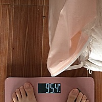 哪位宝妈有办法止吐啊  26+6了  体重不涨还往下掉 。 今早称的体重只有95.4斤了    平均几天掉一斤啊   ...