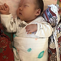 纯奶粉喂养的宝妈们进！ 想问你们的宝贝多少天了？每次喂多少毫升？一天能吃几次啊？我家宝宝每次喂70毫...