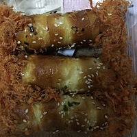 月子这几天老公看我吃不下饭。躲着婆婆悄悄的去惠诚买了我最喜欢的肉松蛋糕给我吃。好解馋。