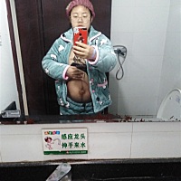 住院俩天产后的肚子感觉还有一个在肚子里面的样，这胀气鼓得，妊娠纹还有一条，怎样才能收腹完哟？！