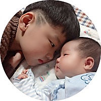 今天满月咯👏，哥哥和小妹😊我闺女长得属实有点爷们范😂而且不如她哥白，简称小黑妞👧🏿