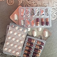 看着这些药～我却只能说我是个孕妇～醉了～顺便问一下，大家有没有左侧小腹隐隐作痛，像岔气了一样的