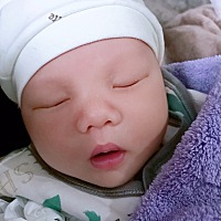 宝宝抱着就睡着。放下立马就醒怎么办？