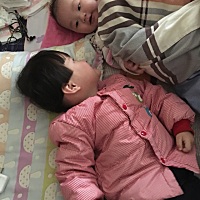 姐姐和弟弟，好有爱的画面。