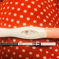 昨天测到分印 今天白板 乳房也痛 腰也痛 怎么回事啊，到底怀没有？ 前两个单独拍摄的是今天的我 最后一...