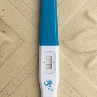 这个月大姨妈已经迟了一个星期了，今天用验孕棒测试了一下，一根红线一根颜色很浅的红线，不知道是怎么...