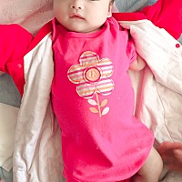 双胞胎😄 今天婆婆竟然找出来姐姐当时穿的连体衣，今天给弟弟穿上，是不是很像呀，当时姐姐两个月零十...