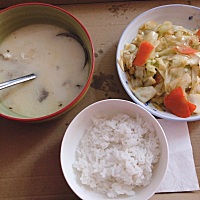 月子餐，鱼豆腐汤，炒的包菜