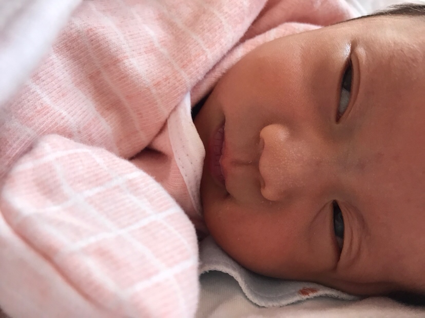 为什么宝宝两个眼睛长得不一样，w刚出生8天的宝宝，有人知道为啥吗，以后会变吗，这是单眼皮还是双眼皮……