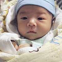 宝宝13天了 也没有感冒 但是嗓子里好像有痰一样的 有没有知道的宝妈这是怎么回事