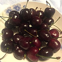 休息在家的一天，除了睡觉还是睡觉，婆婆衣服帮我洗了。洗菜做饭重来不让我弄。还去买了车厘子洗好给我...