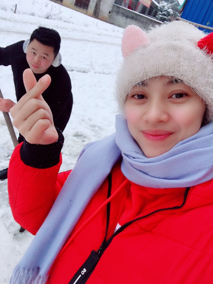 和老公一起堆雪人