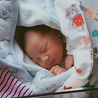 12月29日下午5点10顺产女宝，8斤6两，二胎。和大宝哥哥同天生日，同时间段出生，都是41周才出来。说...