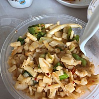 怀孕一个多月了，各位宝妈们有这种情况吗？时不时想吐，却又什么都吐不出来，吃饭没胃口