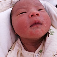 为什么小孩嘴巴周围都是这个