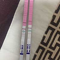 超月经一天了……昨天测了早孕试纸白板。这是今天测的排卵试纸。有这样的吗？