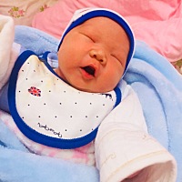 想问问宝宝为什么一只眼睛眼屎多另一只就很正常呢，这是什么原因导致的 有什么方法可以治疗吗？