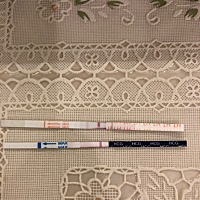 12月4日来姨妈，12月20日左右排卵，今天用早孕试纸测试是一条杠，但是用排卵试纸测是一深一浅，这是什么...