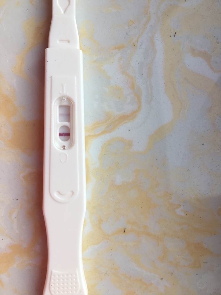 离月经期还有3天！最近身体发虚，冒虚汗、小肚子丝丝的疼，胸也特别胀，还有点鼻塞感冒的现象，浑身无力！就让老公买了测下，第二条杆好浅，是不是已经换孕了！